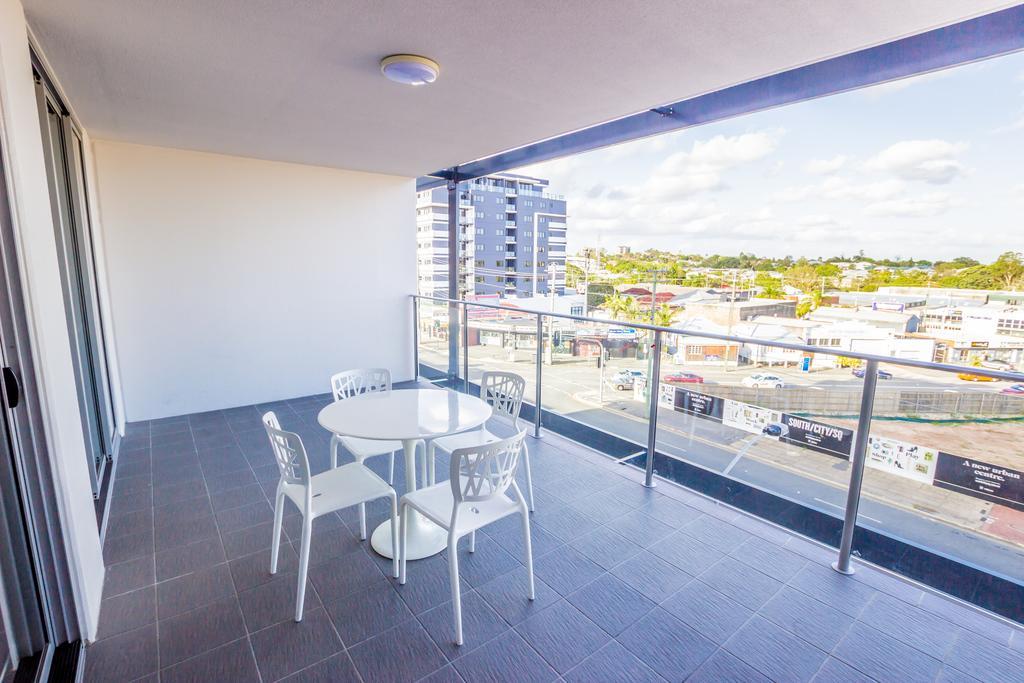 Eastwood Apartments Brisbane Luaran gambar A balcony in a residential apartment