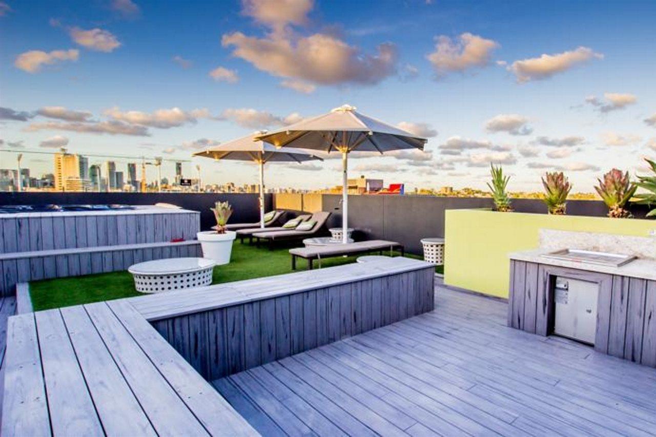 Eastwood Apartments Brisbane Luaran gambar Rooftop pool at The Standard East Village