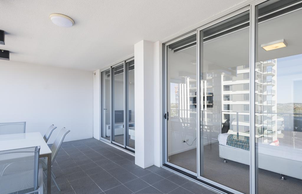 Eastwood Apartments Brisbane Luaran gambar A set of sliding doors