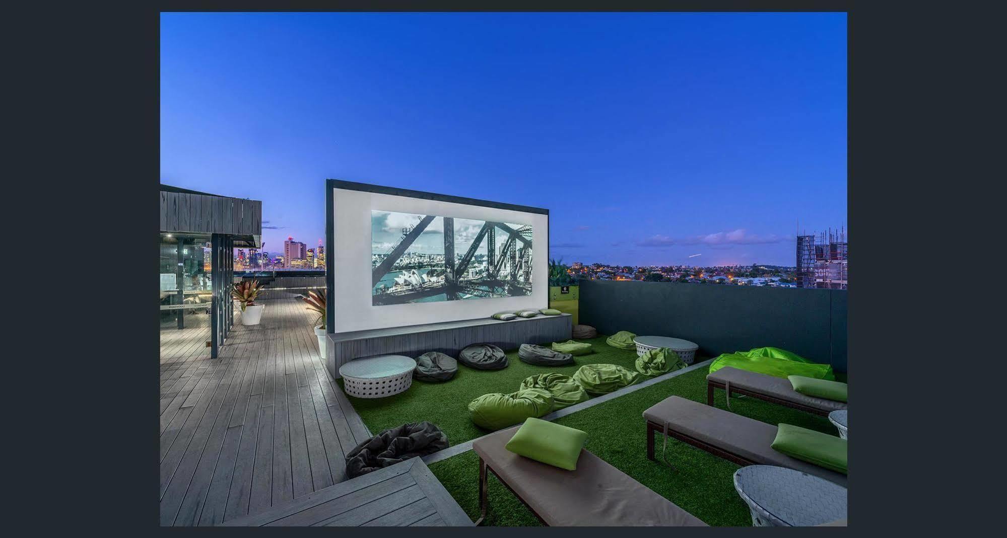 Eastwood Apartments Brisbane Luaran gambar Rooftop movie theater