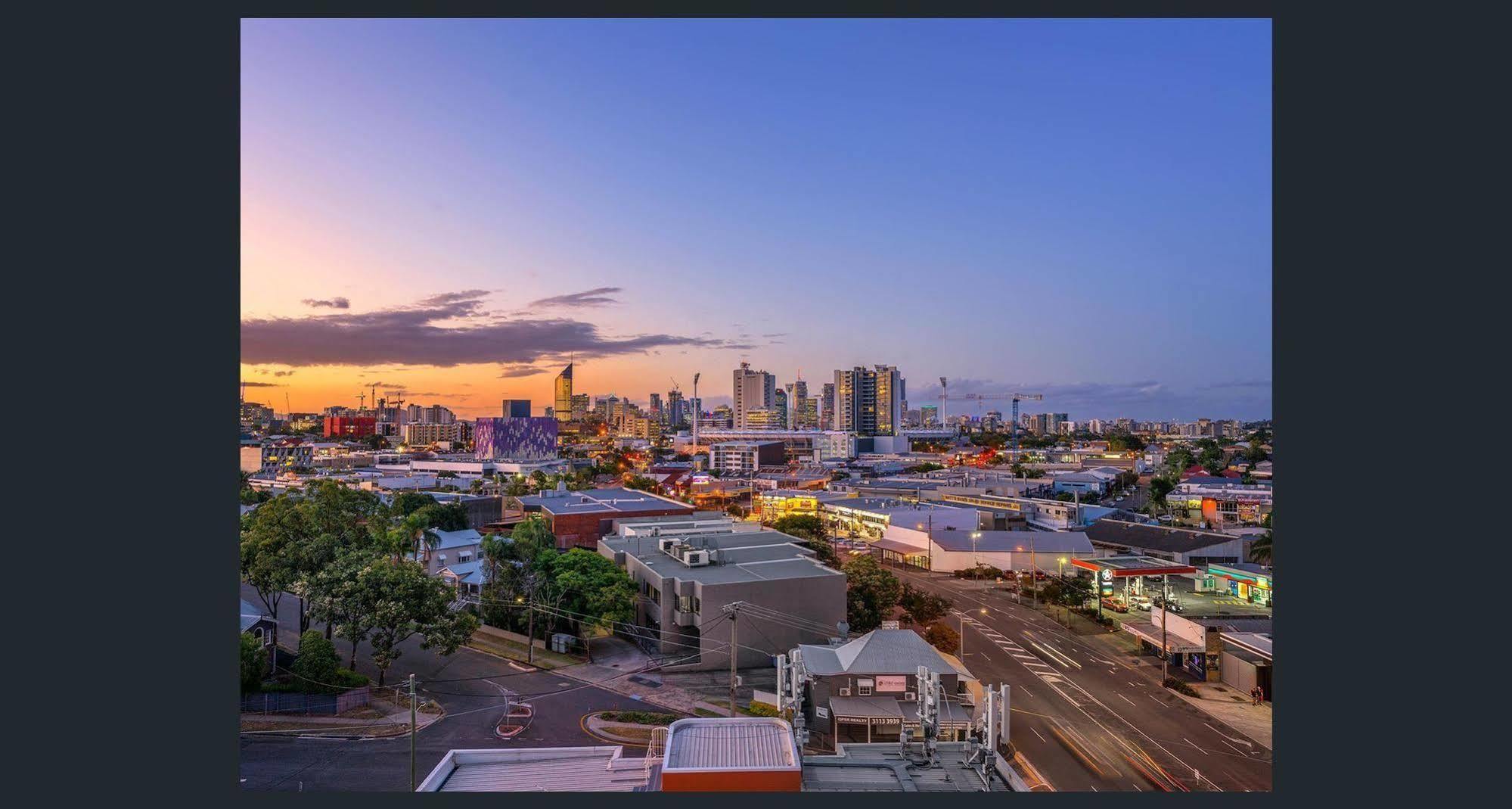 Eastwood Apartments Brisbane Luaran gambar View of the CBD from the suburb of Annerley