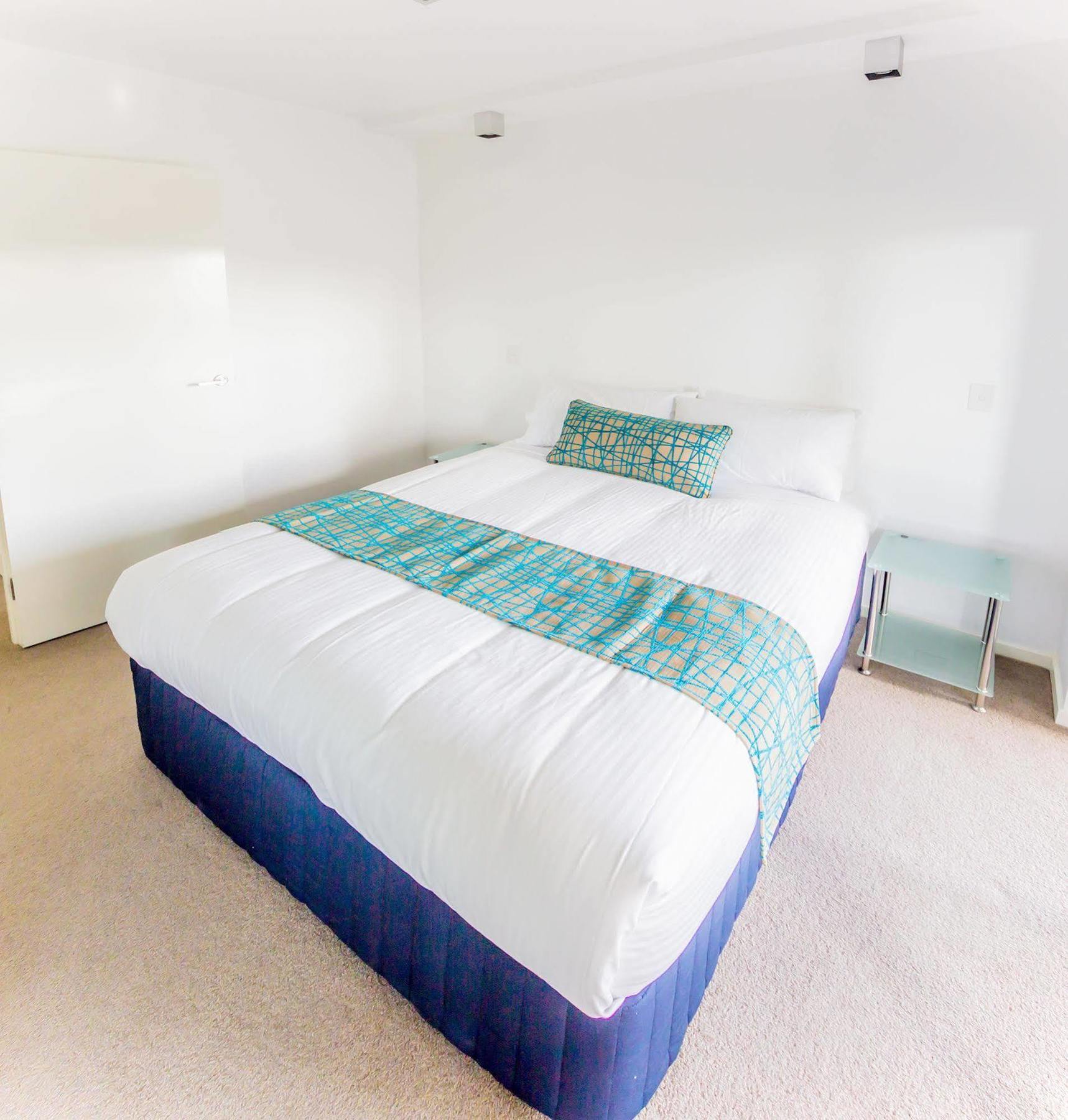 Eastwood Apartments Brisbane Luaran gambar A bed with a bed runner