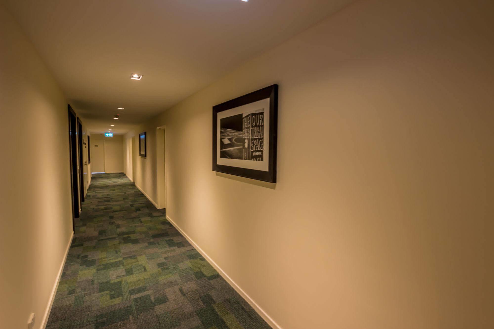 Eastwood Apartments Brisbane Luaran gambar A typical corridor